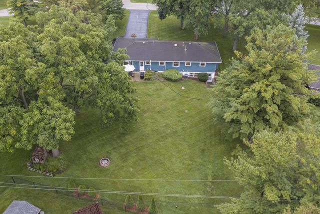334 Maple WAY S, Waukesha, WI 53188