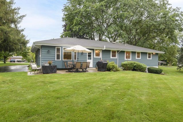 334 Maple WAY S, Waukesha, WI 53188