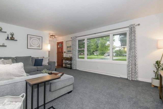 334 Maple WAY S, Waukesha, WI 53188