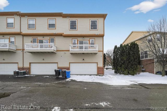 1615 Town Commons Drive, Howell, MI 48855