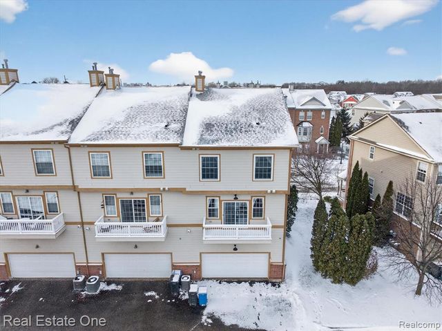 1615 Town Commons Drive, Howell, MI 48855