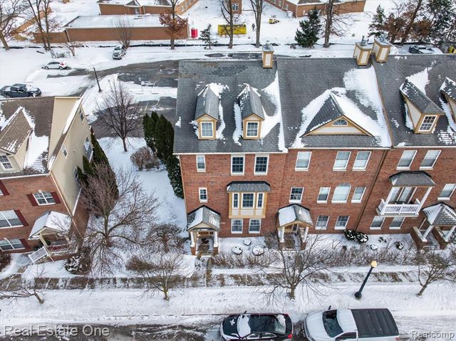 1615 Town Commons Drive, Howell, MI 48855