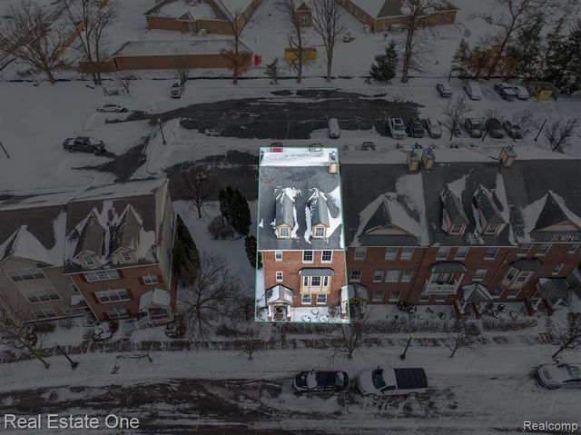 1615 Town Commons Drive, Howell, MI 48855