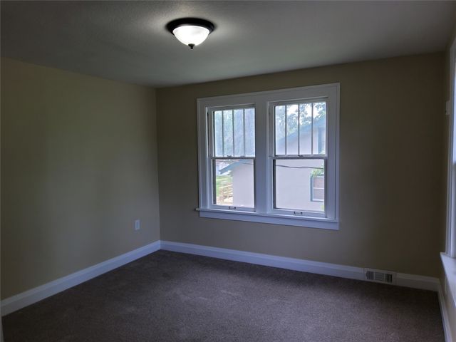 620 E 8th Street S, Newton, IA 50208