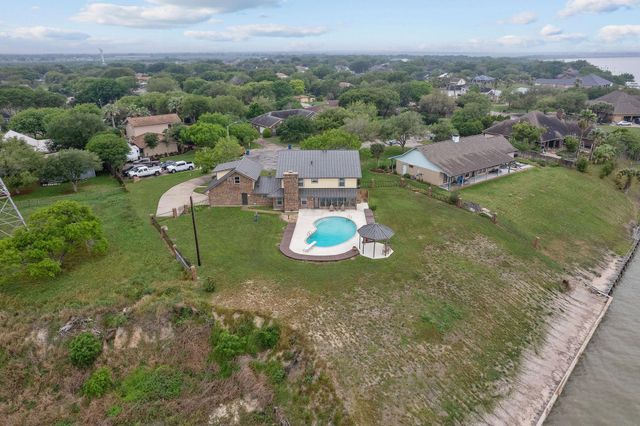 8 Las Brisas Place, Port Lavaca, TX 77979