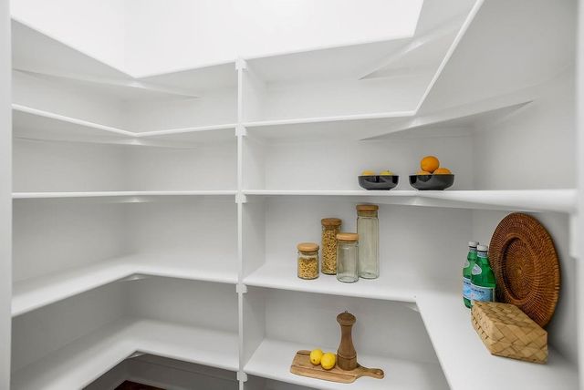 1 S Buffalo Ridge Court, Lake Winnebago, MO 64034