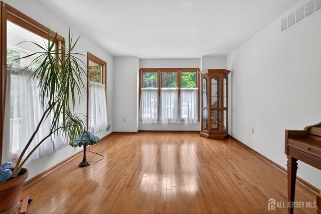 7 Lake Farrington Drive, North Brunswick, NJ 08902