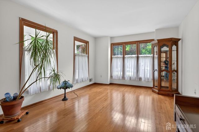 7 Lake Farrington Drive, North Brunswick, NJ 08902