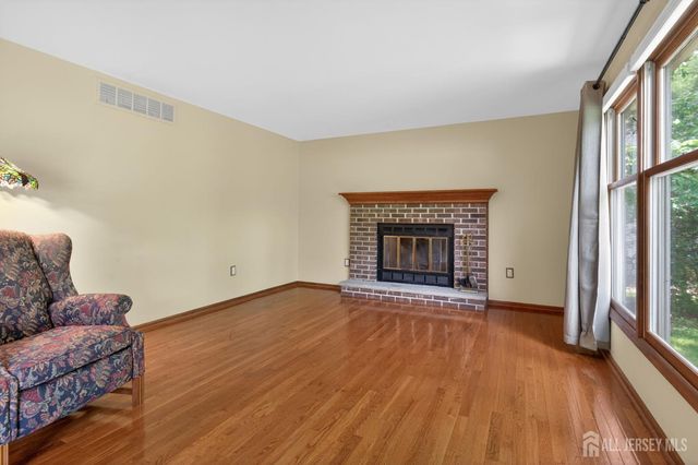 7 Lake Farrington Drive, North Brunswick, NJ 08902