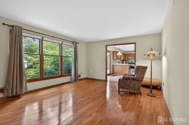 7 Lake Farrington Drive, North Brunswick, NJ 08902