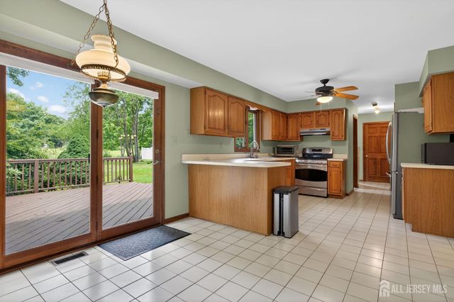 7 Lake Farrington Drive, North Brunswick, NJ 08902