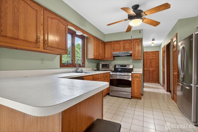 7 Lake Farrington Drive, North Brunswick, NJ 08902