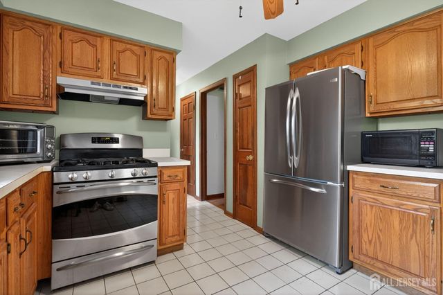 7 Lake Farrington Drive, North Brunswick, NJ 08902