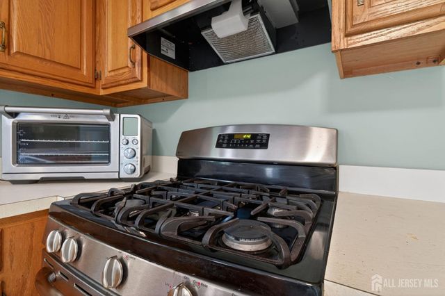 7 Lake Farrington Drive, North Brunswick, NJ 08902