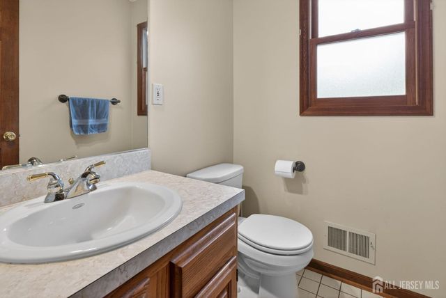 7 Lake Farrington Drive, North Brunswick, NJ 08902