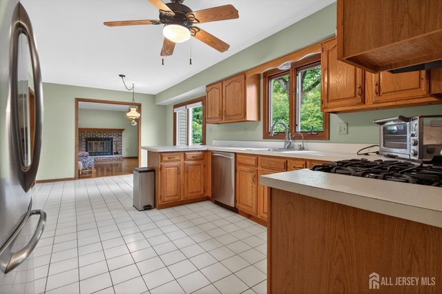 7 Lake Farrington Drive, North Brunswick, NJ 08902
