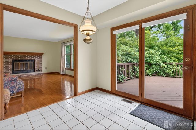 7 Lake Farrington Drive, North Brunswick, NJ 08902