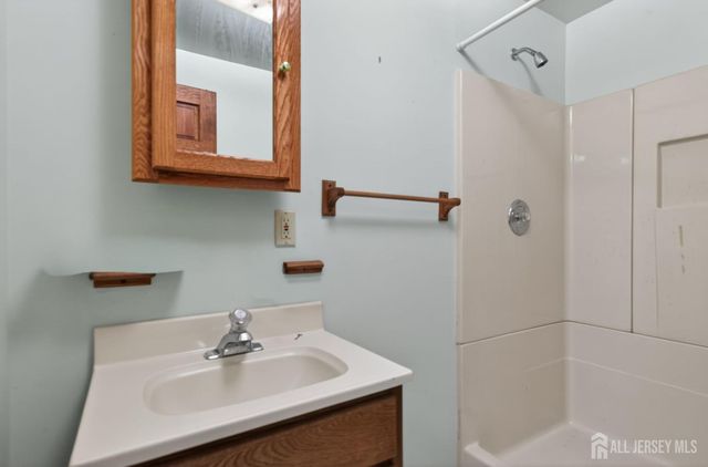 7 Lake Farrington Drive, North Brunswick, NJ 08902