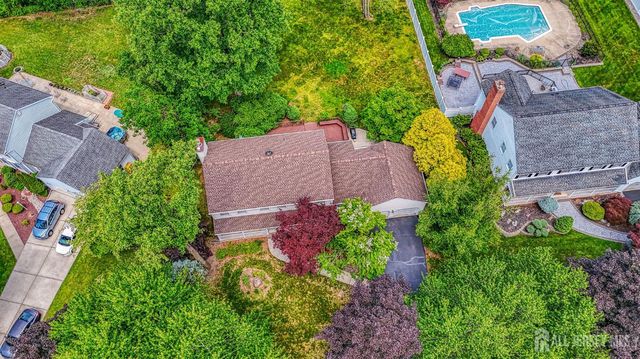 7 Lake Farrington Drive, North Brunswick, NJ 08902
