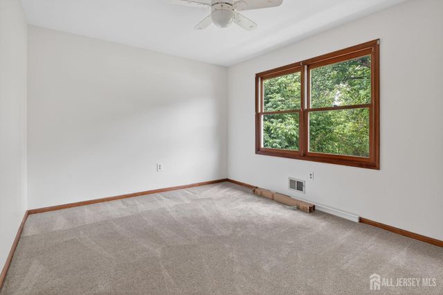 7 Lake Farrington Drive, North Brunswick, NJ 08902