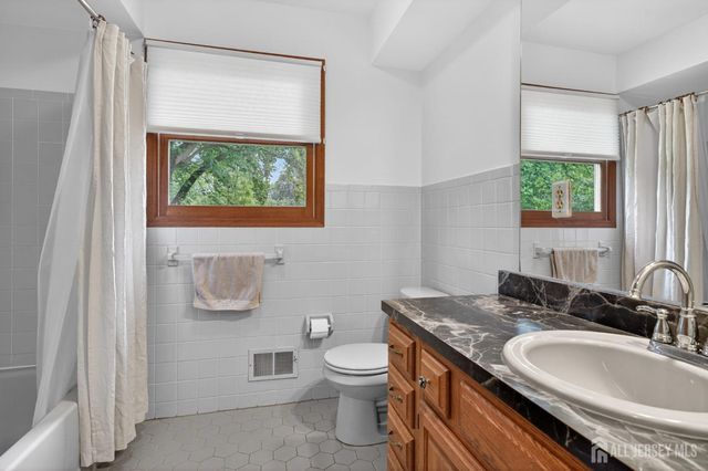 7 Lake Farrington Drive, North Brunswick, NJ 08902