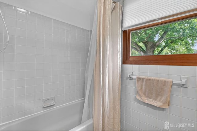 7 Lake Farrington Drive, North Brunswick, NJ 08902