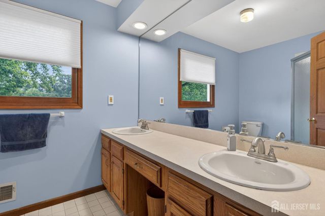 7 Lake Farrington Drive, North Brunswick, NJ 08902
