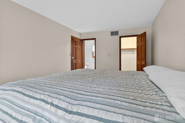 7 Lake Farrington Drive, North Brunswick, NJ 08902