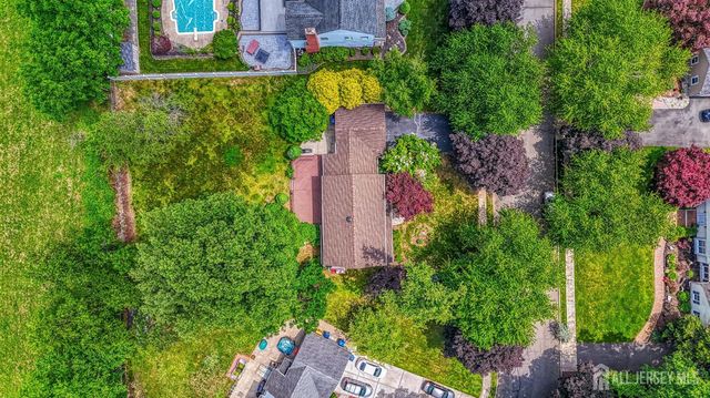 7 Lake Farrington Drive, North Brunswick, NJ 08902