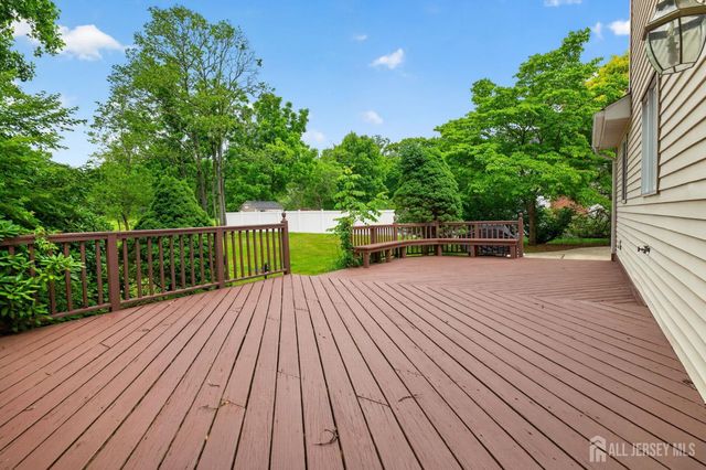 7 Lake Farrington Drive, North Brunswick, NJ 08902