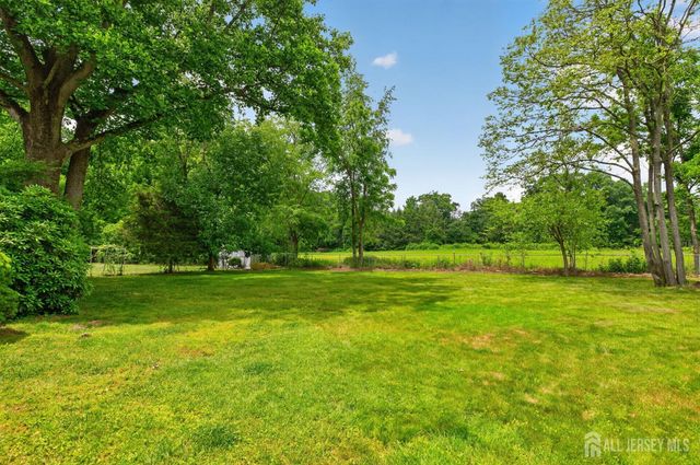 7 Lake Farrington Drive, North Brunswick, NJ 08902