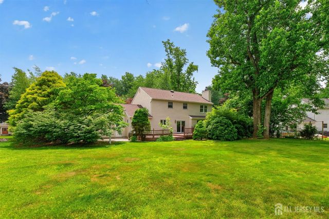 7 Lake Farrington Drive, North Brunswick, NJ 08902