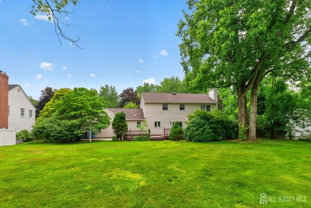 7 Lake Farrington Drive, North Brunswick, NJ 08902