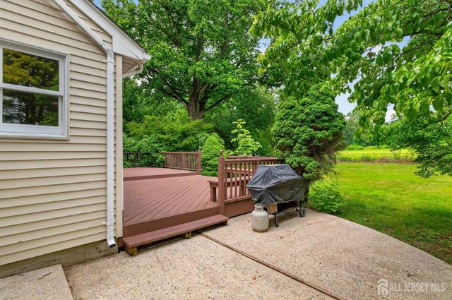 7 Lake Farrington Drive, North Brunswick, NJ 08902
