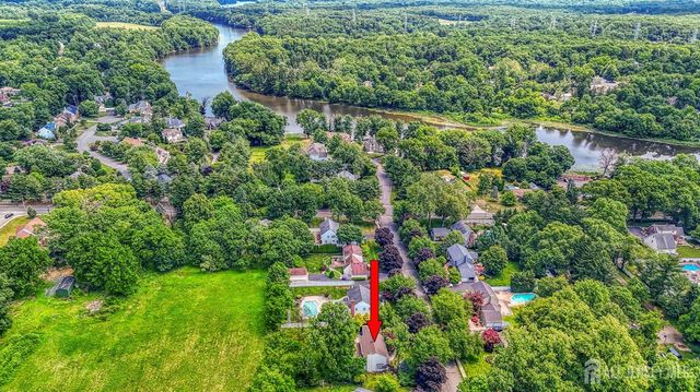 7 Lake Farrington Drive, North Brunswick, NJ 08902