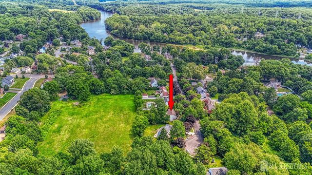 7 Lake Farrington Drive, North Brunswick, NJ 08902