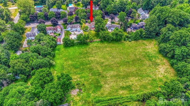 7 Lake Farrington Drive, North Brunswick, NJ 08902