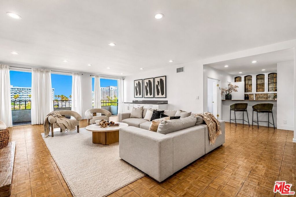 Image 1 of property listing at 339 N Palm Dr, Beverly Hills, CA 90210