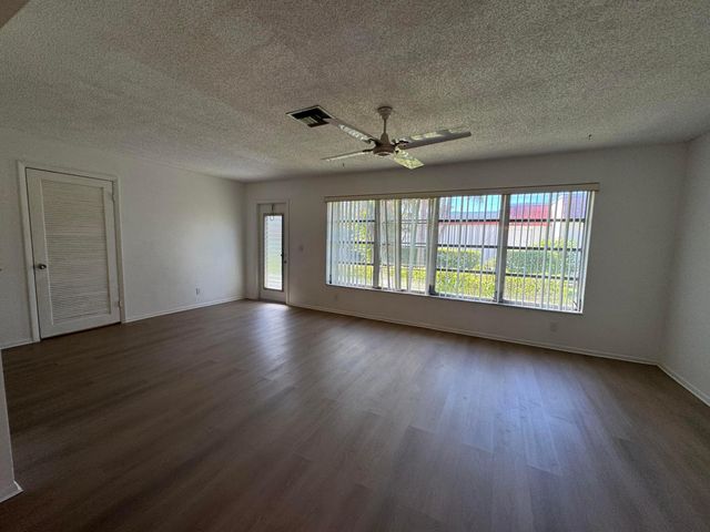 5800 FERNLEY Drive W 17, West Palm Beach, FL 33415
