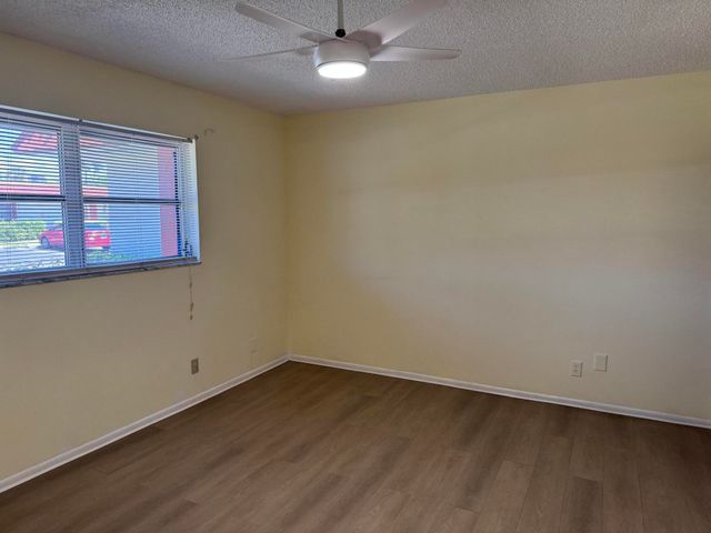 5800 FERNLEY Drive W 17, West Palm Beach, FL 33415