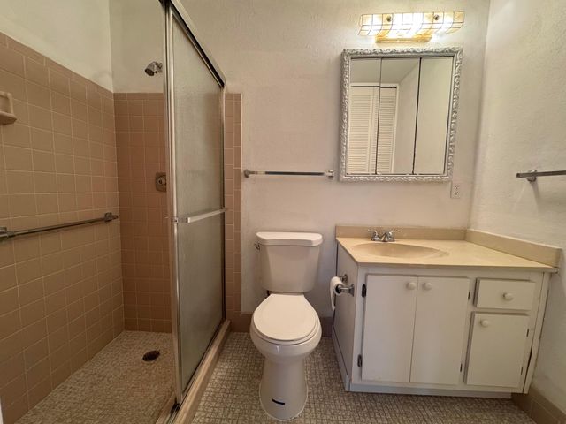 5800 FERNLEY Drive W 17, West Palm Beach, FL 33415