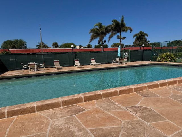 5800 FERNLEY Drive W 17, West Palm Beach, FL 33415