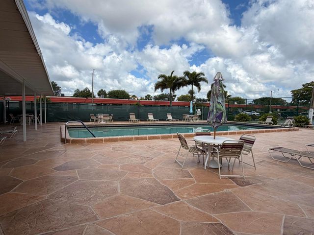 5800 FERNLEY Drive W 17, West Palm Beach, FL 33415