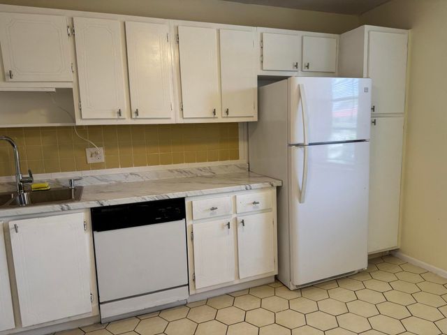 5800 FERNLEY Drive W 17, West Palm Beach, FL 33415