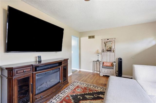 4709 NW Gleason Road, Kansas City, MO 64151