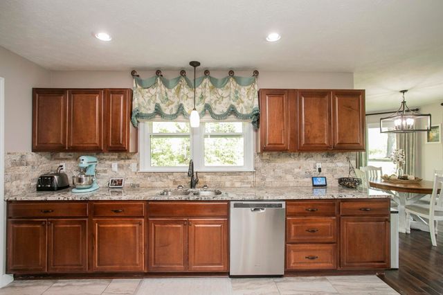 1043 Shelton Rd, Charlotte, TN 37036