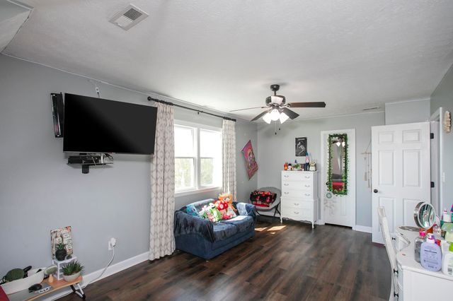 1043 Shelton Rd, Charlotte, TN 37036