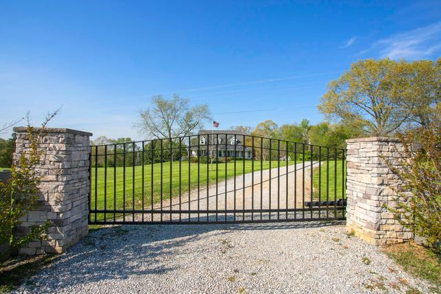 1043 Shelton Rd, Charlotte, TN 37036