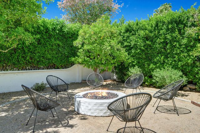 354 E Valmonte Sur, Palm Springs, CA 92262