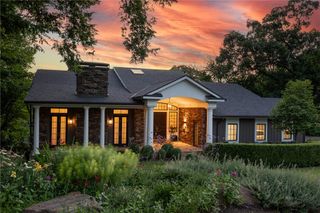 2627 N Sherwood Lane, Fayetteville, AR 72703